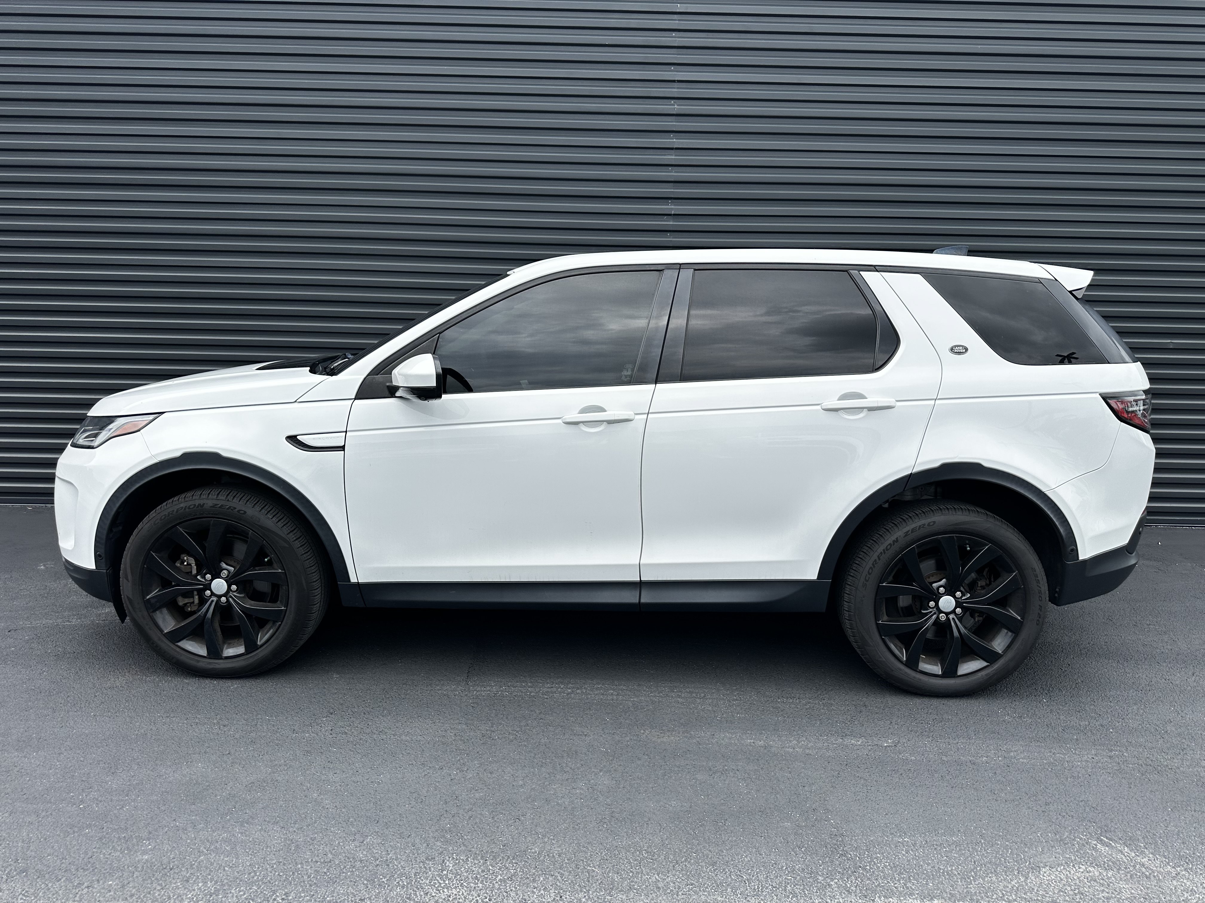 Used 2021 Land Rover Discovery Sport SE AWD/4WD image 2