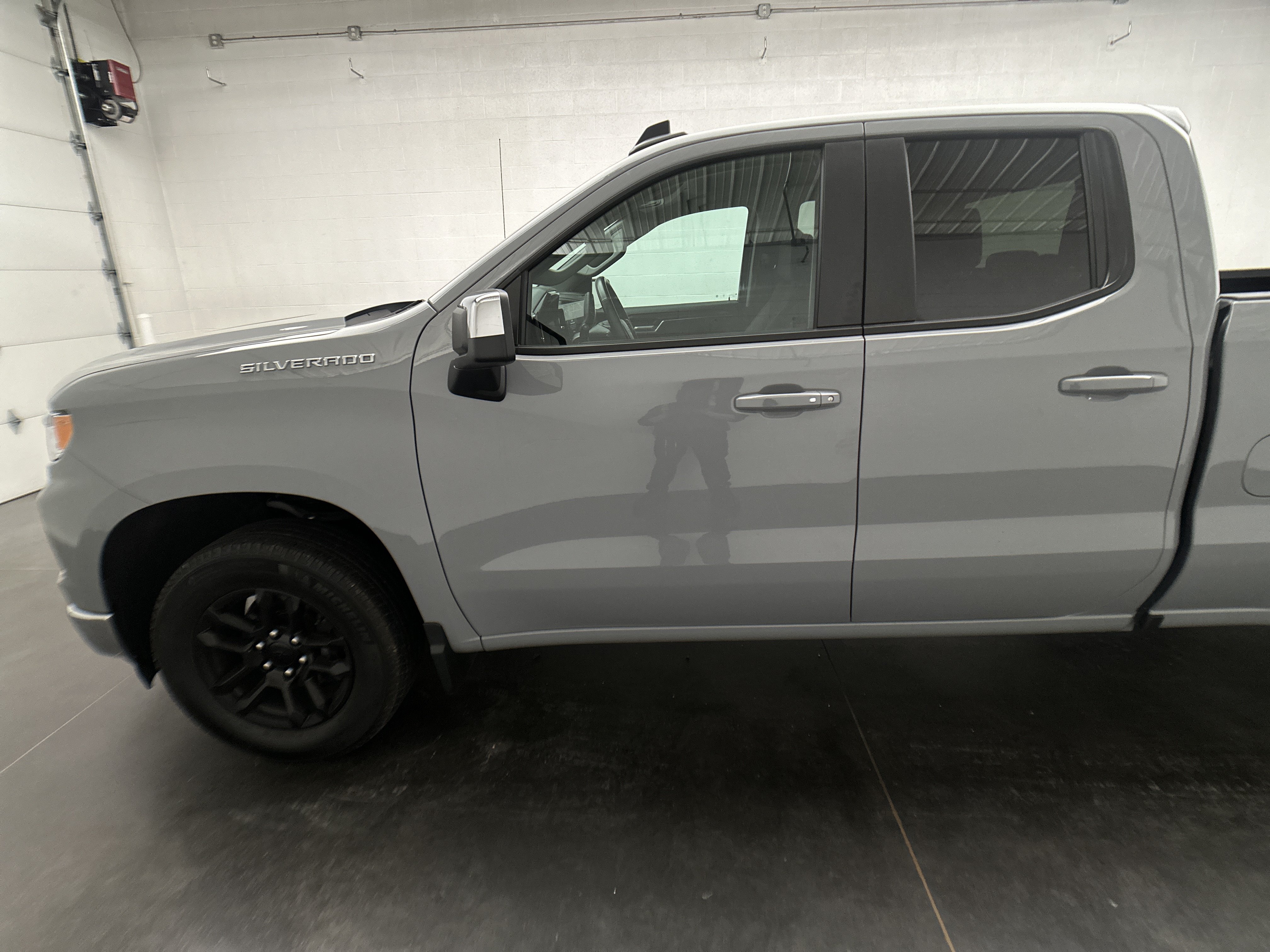 Used 2024 Chevrolet Silverado 1500 LT AWD/4WD image 5