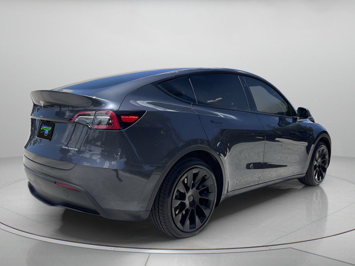 Used 2024 Tesla Model Y Long Range AWD/4WD image 3