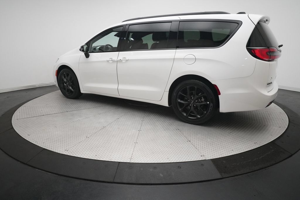Used 2025 Chrysler Pacifica Limited FWD image 34