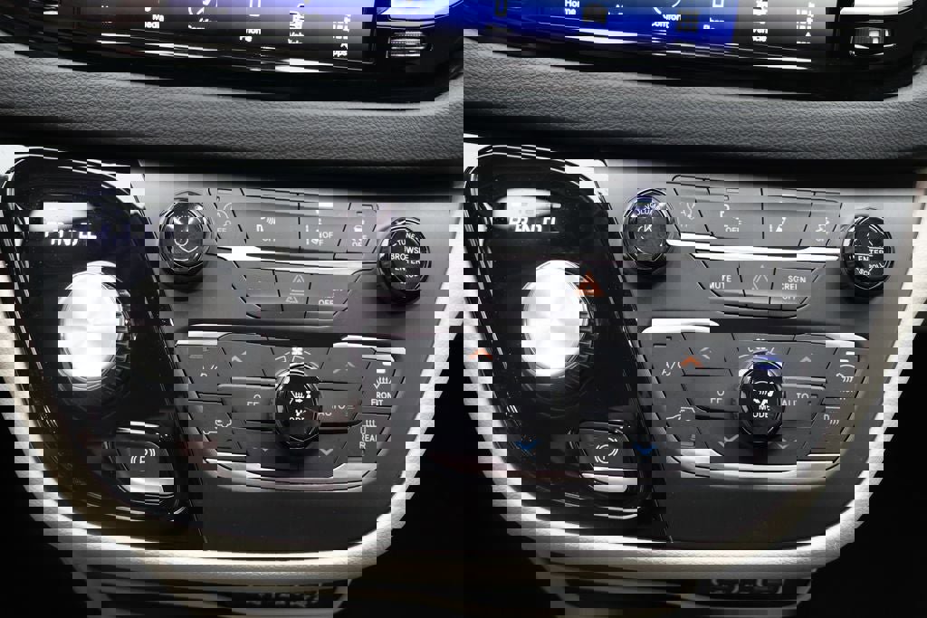 Used 2023 Chrysler Pacifica Touring-L image 22