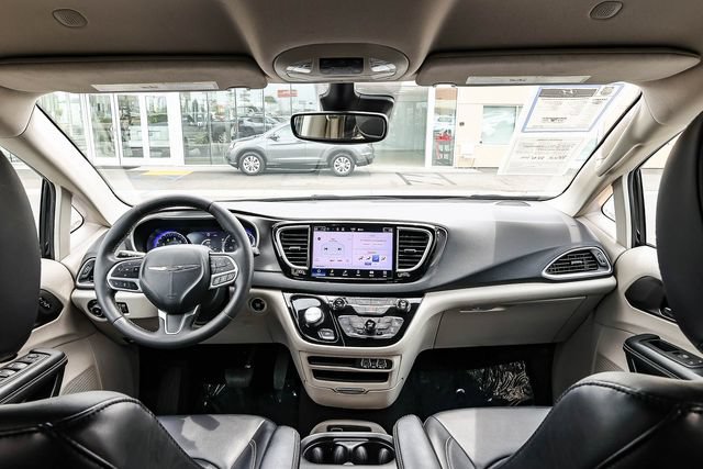 Used 2024 Chrysler Pacifica Touring-L FWD image 13