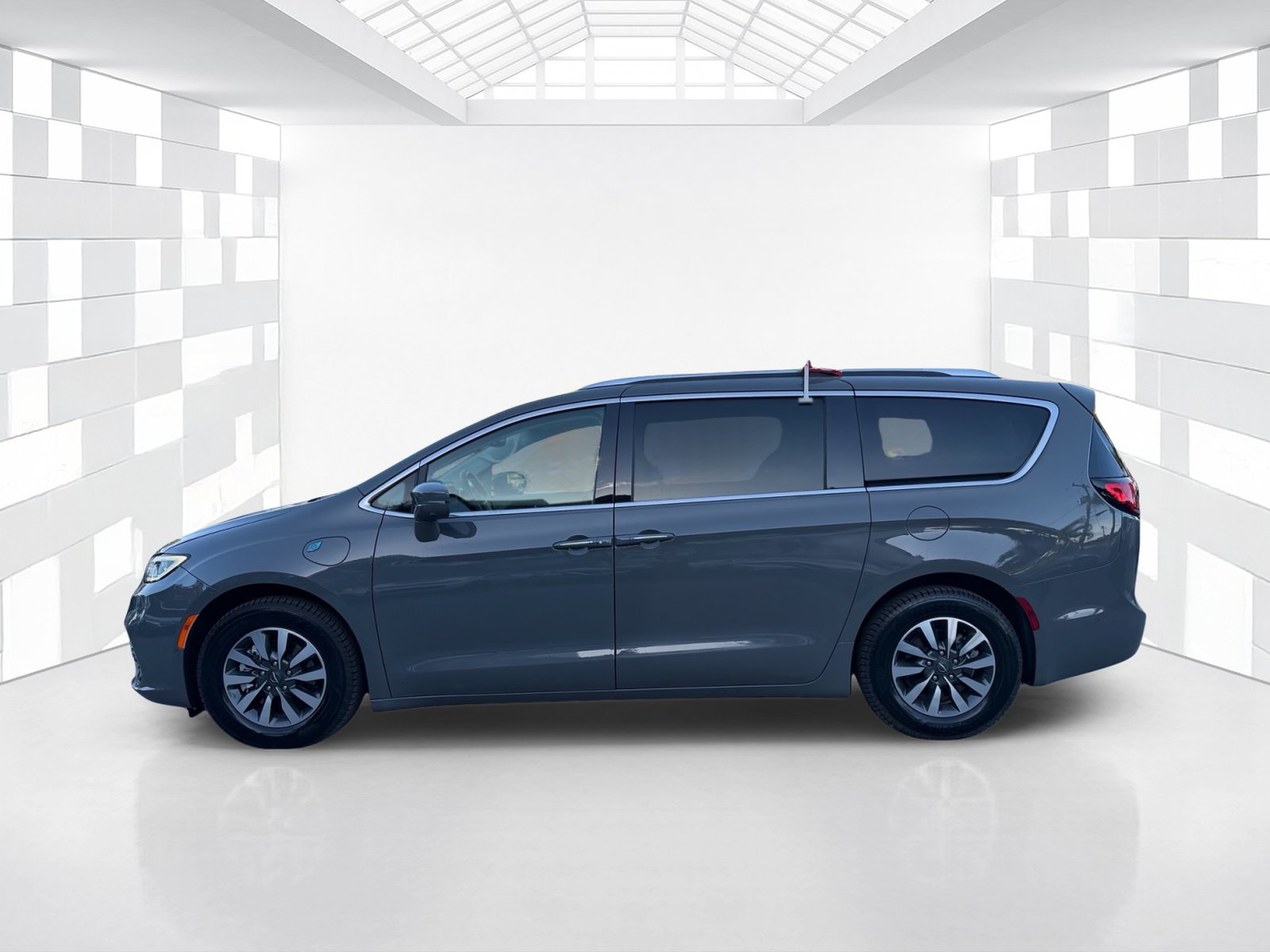 Used 2021 Chrysler Pacifica Touring-L FWD image 4