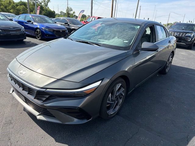 Used 2025 Hyundai Elantra SEL FWD image 3