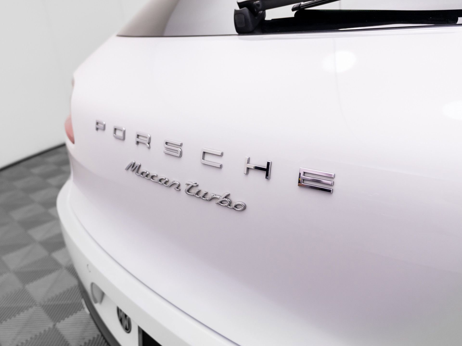 Used 2015 Porsche Macan Turbo AWD/4WD image 36