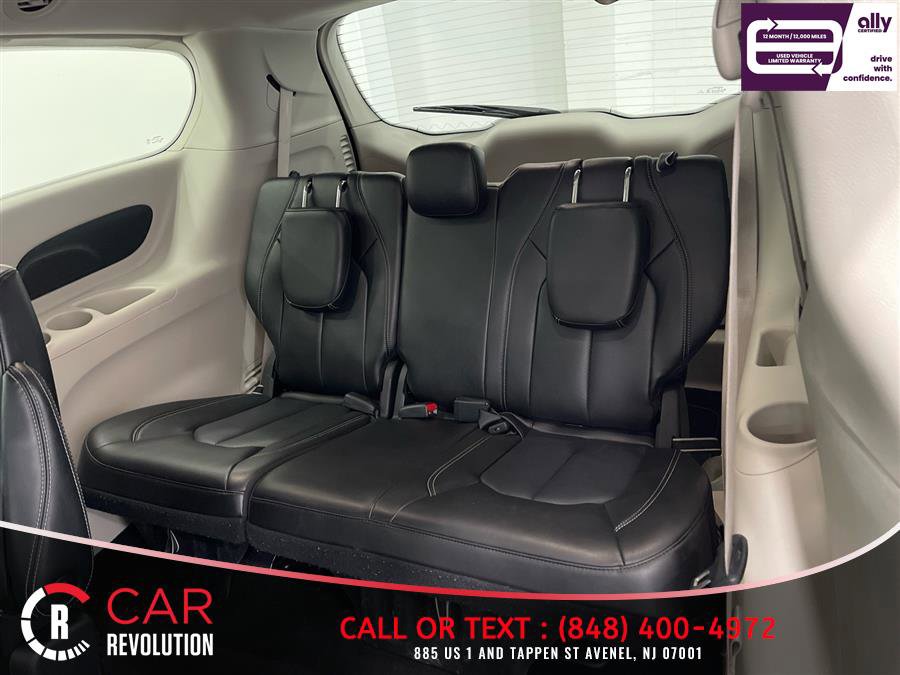 Used 2023 Chrysler Pacifica Touring-L FWD image 39