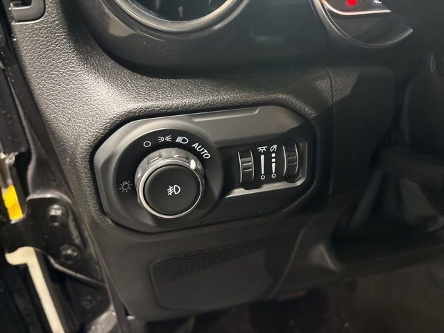 Used 2021 Jeep Wrangler Unlimited Sahara AWD/4WD image 28