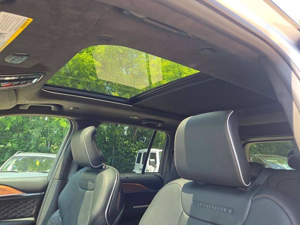 New 2026 Jeep Grand Cherokee Summit w/ Obsidian Package AWD/4WD image 4