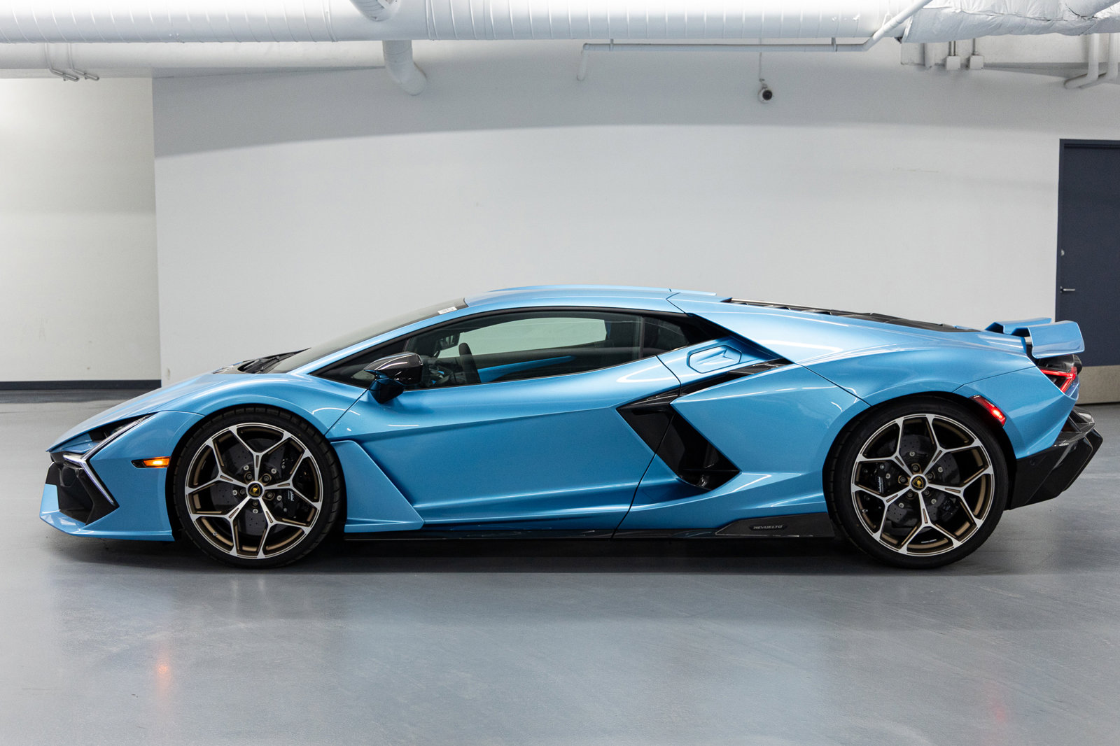 Used 2025 Lamborghini Revuelto image 3