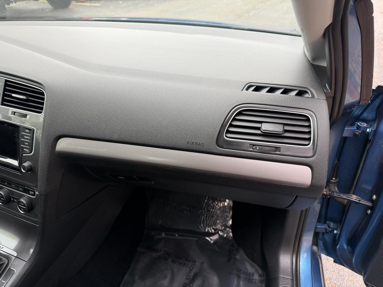 Used 2015 Volkswagen e-Golf SEL Premium image 30
