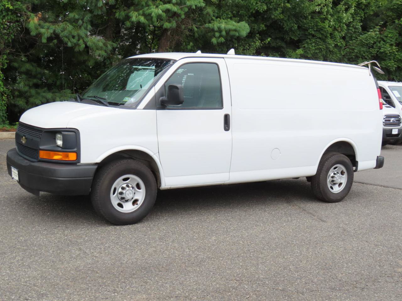 Used 2015 Chevrolet Express 2500 RWD image 2
