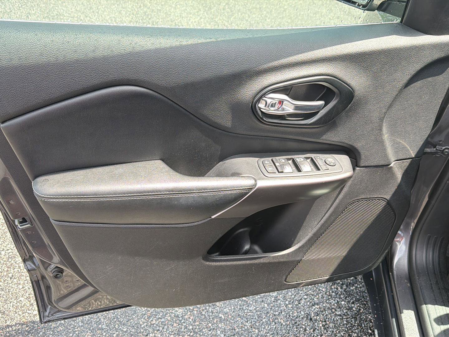 Used 2020 Jeep Cherokee Latitude Plus AWD/4WD image 16