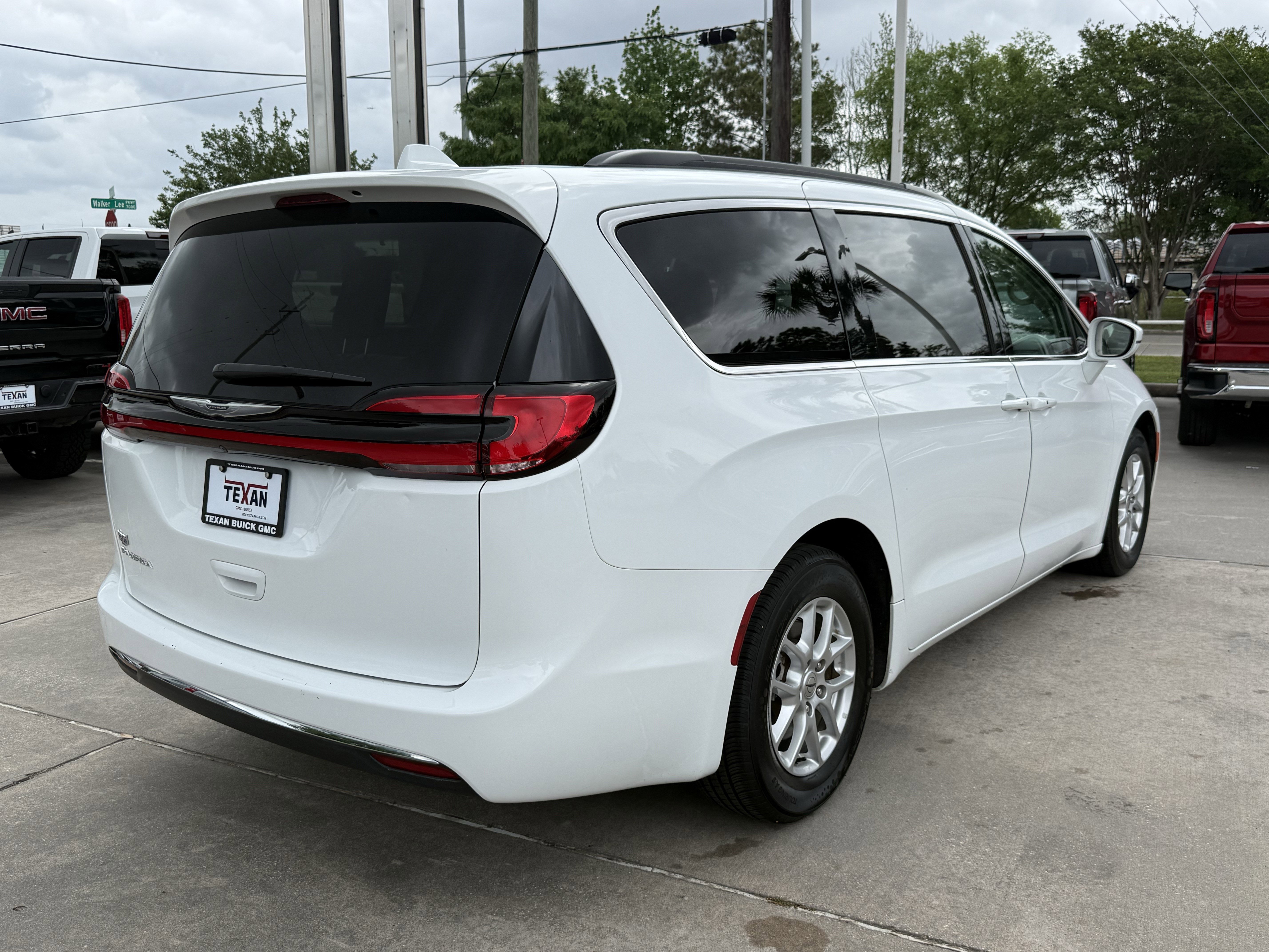 Used 2022 Chrysler Pacifica Touring-L image 5