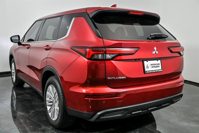 Used 2024 Mitsubishi Outlander ES AWD/4WD image 7