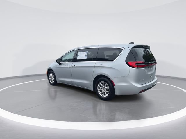 Used 2024 Chrysler Pacifica Touring-L FWD image 6