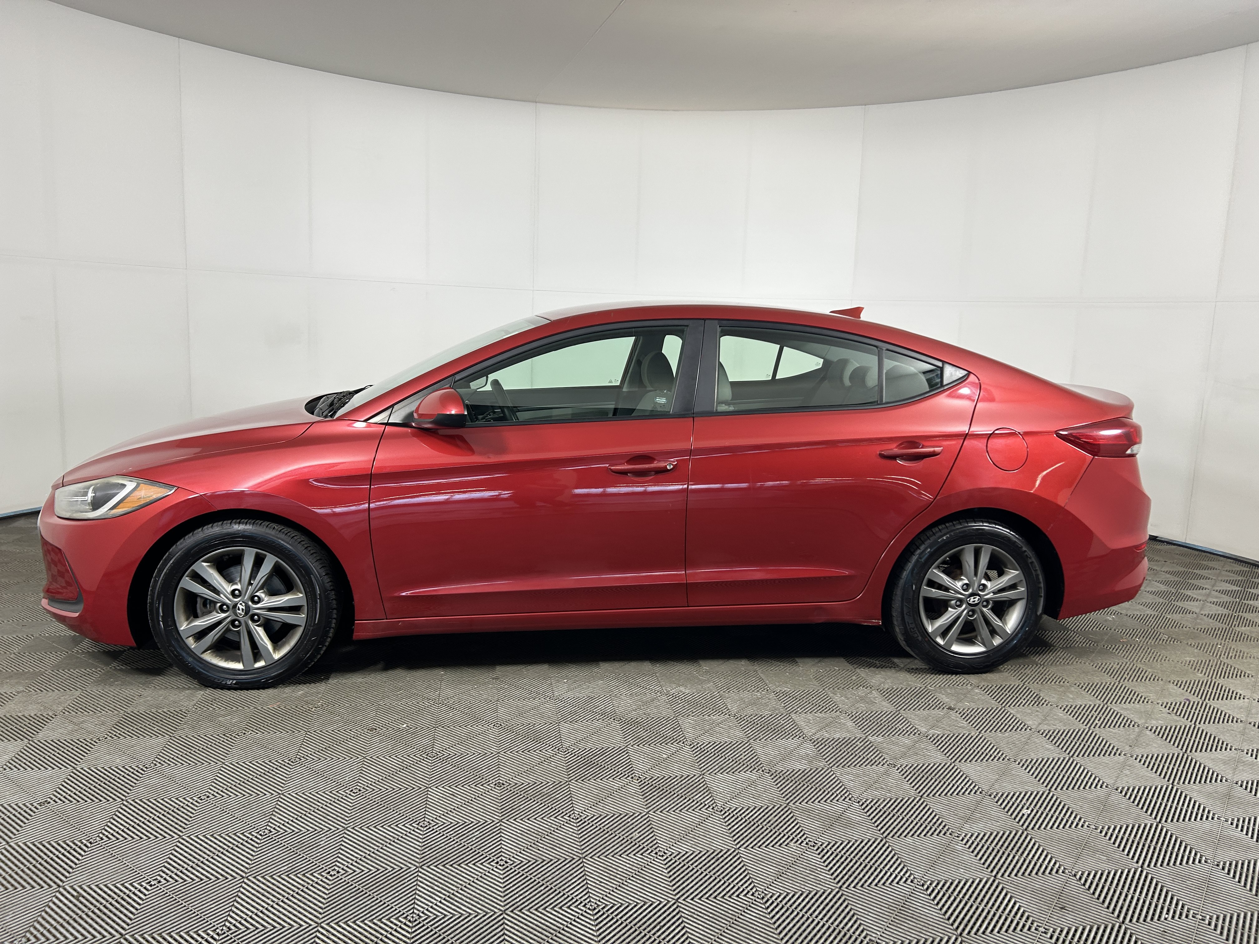 Used 2017 Hyundai Elantra SE FWD image 2