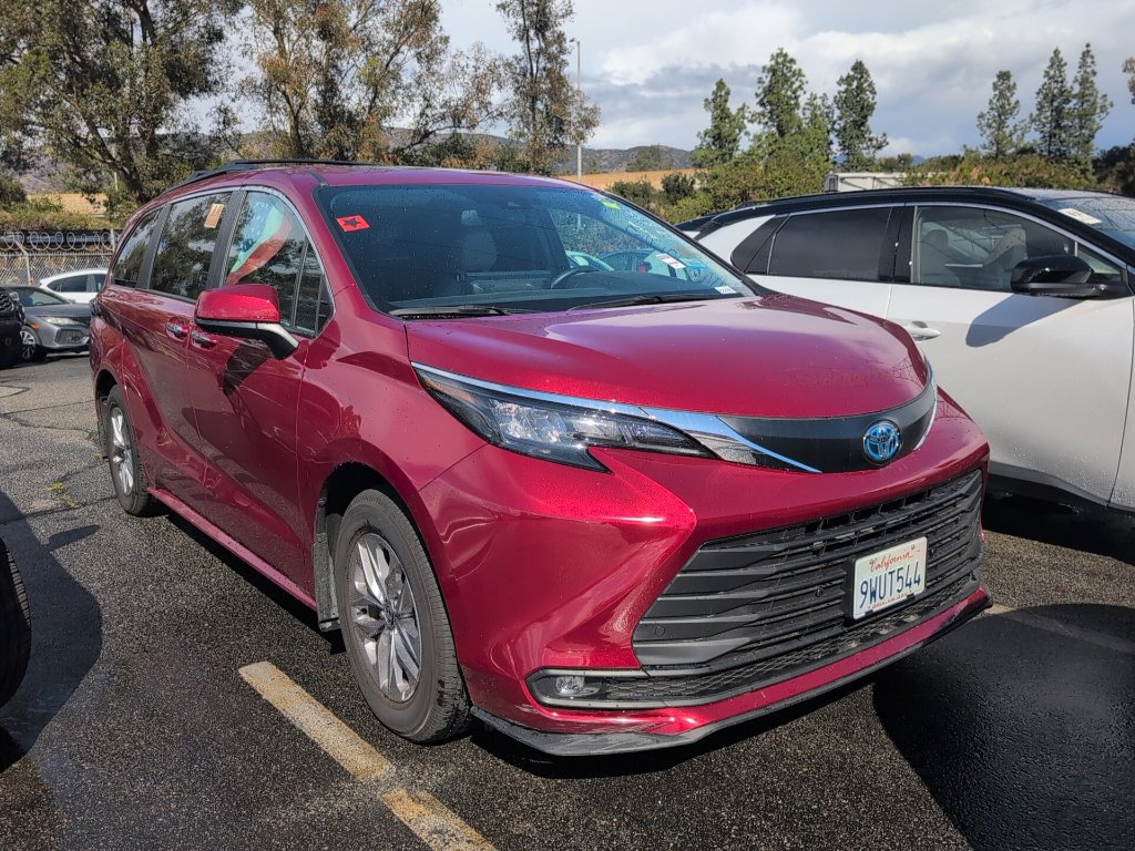 Used 2025 Toyota Sienna XLE w/ XLE Plus Package FWD image 2