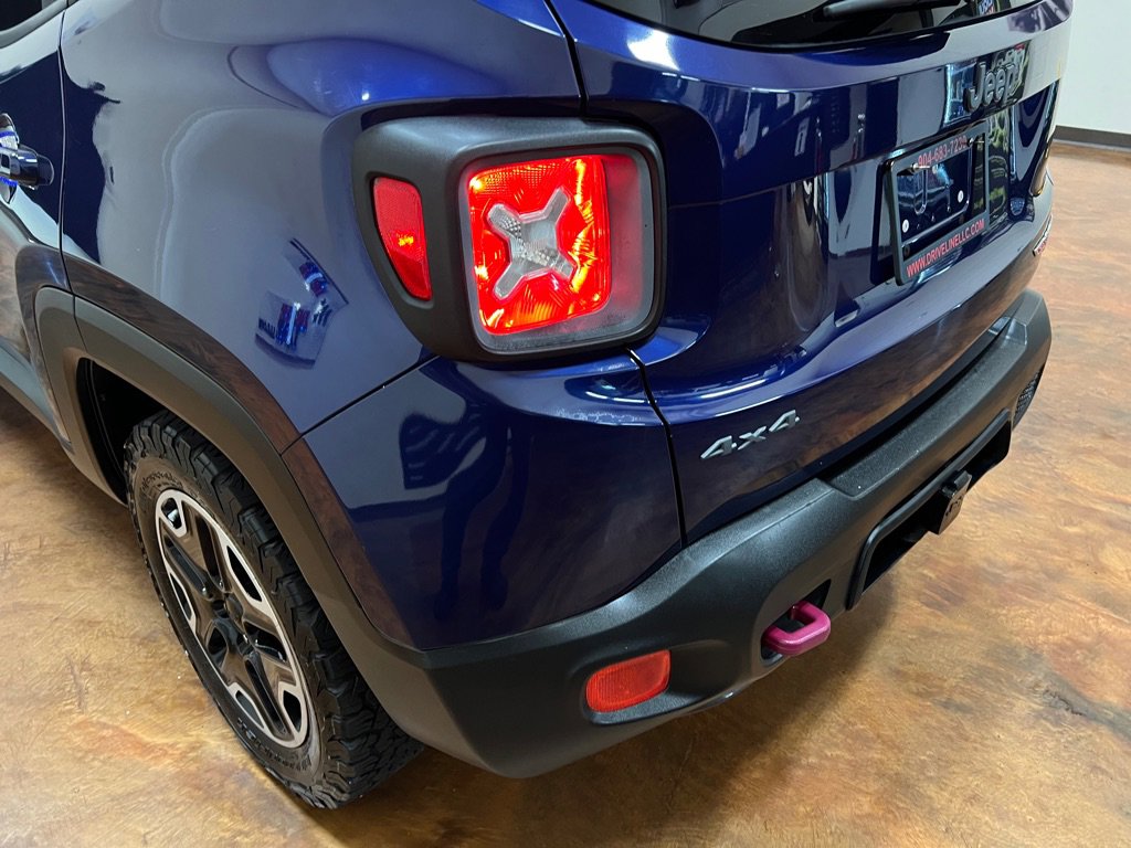 Used 2017 Jeep Renegade Trailhawk w/ Premium Trailhawk Package AWD/4WD image 44