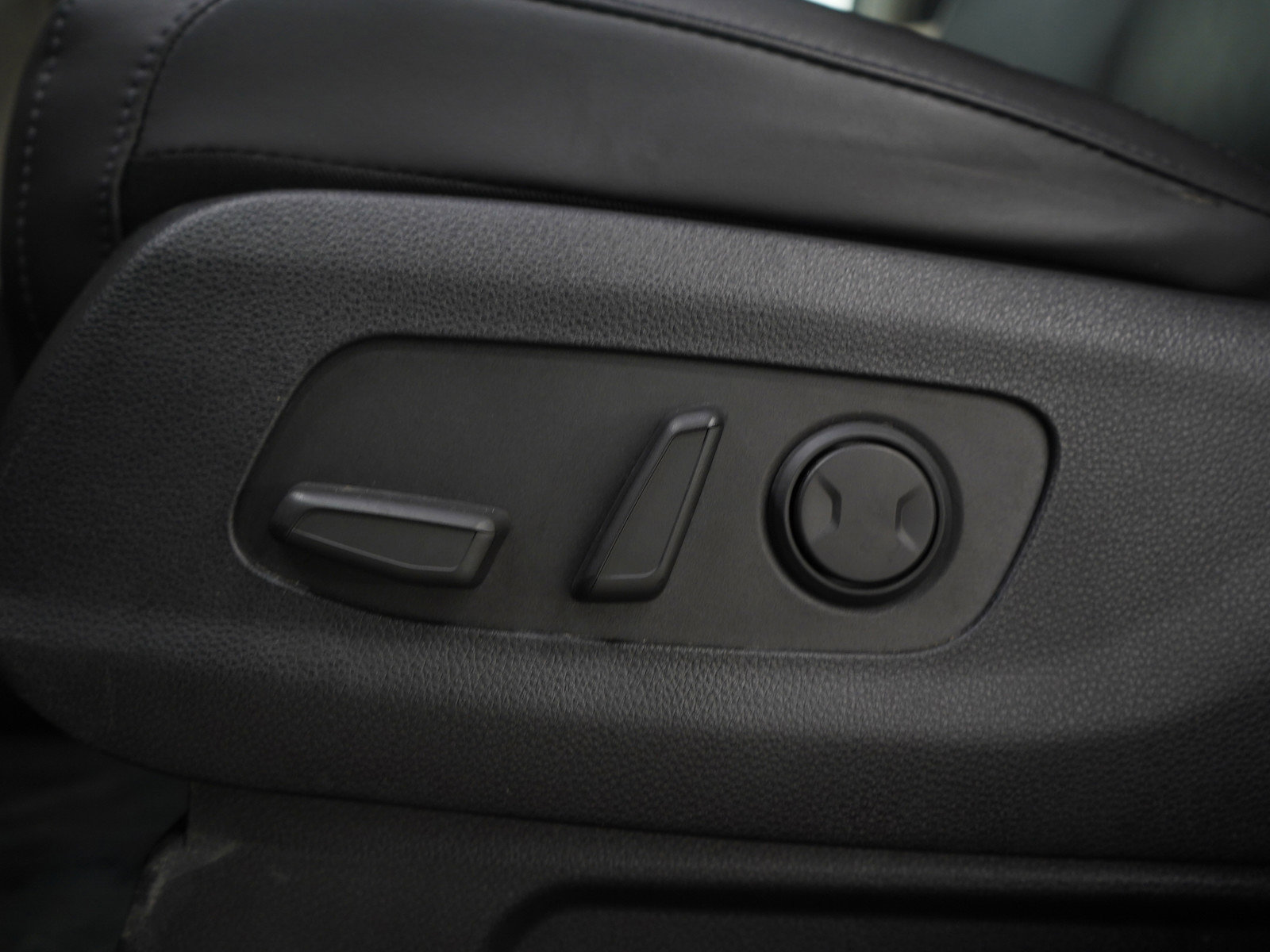 Used 2022 Kia Carnival EX image 24