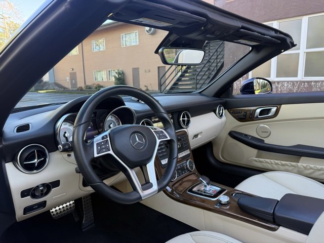Used 2016 Mercedes-Benz SLK 300 image 25