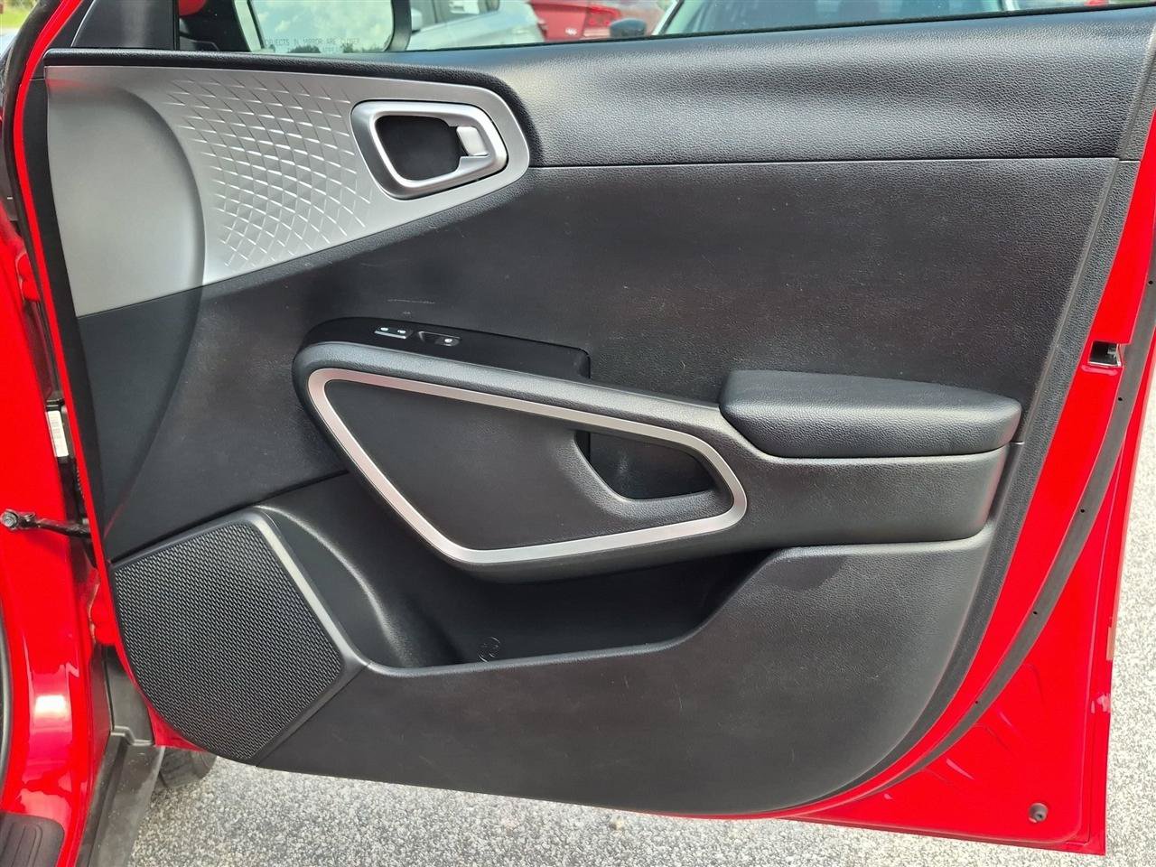 Used 2023 Kia Soul LX w/ LX Technology Package FWD image 31