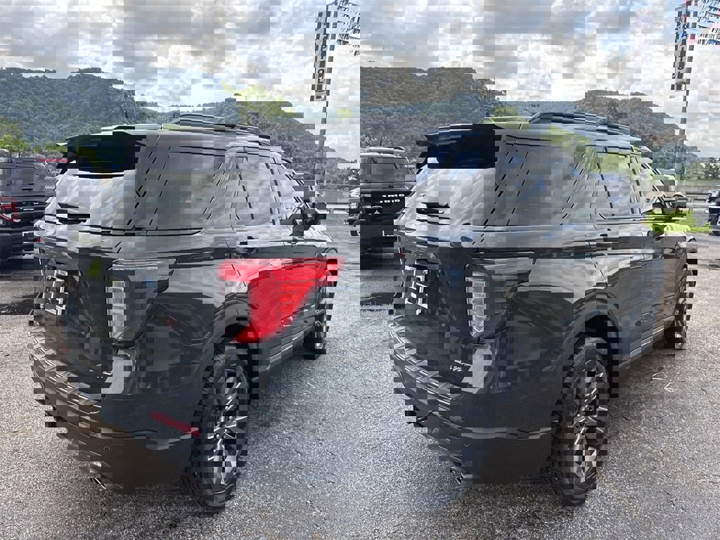 Used 2022 Ford Explorer XLT w/ Equipment Group 202A image 5