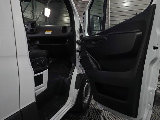 Used 2022 Mercedes-Benz Sprinter 2500 image 28