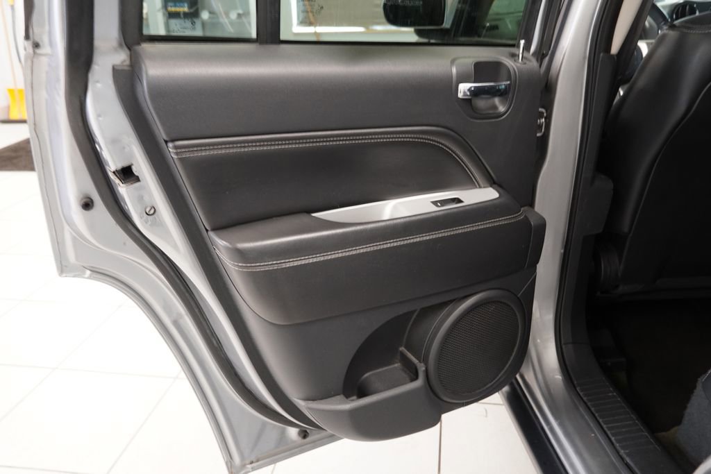 Used 2016 Jeep Compass Latitude AWD/4WD image 24