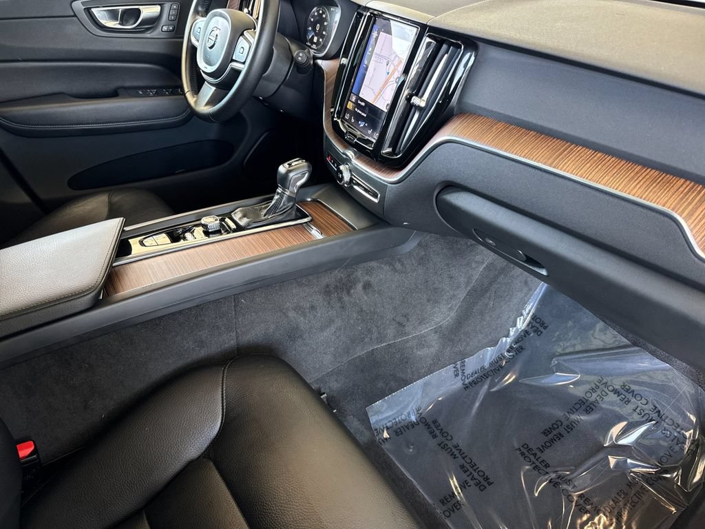 Used 2021 Volvo XC60 T5 Momentum w/ Premium Package AWD/4WD image 15