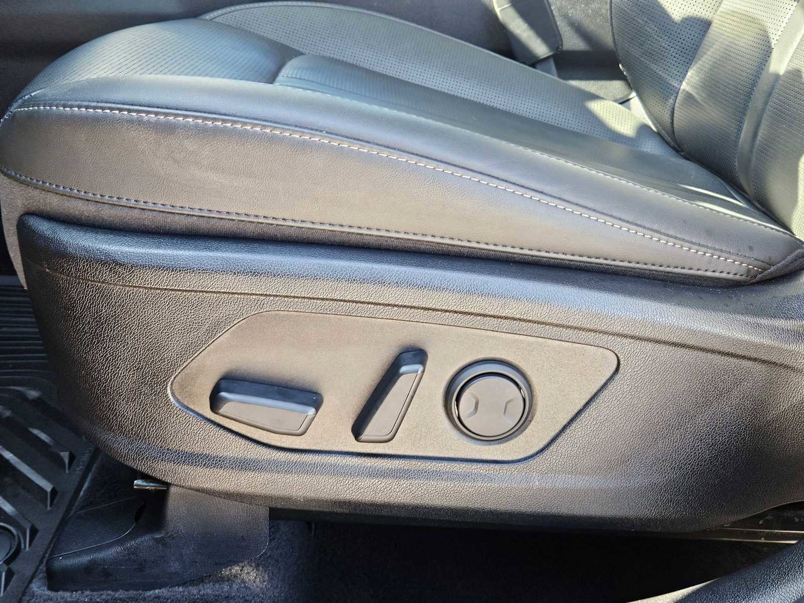 Used 2024 Kia Sorento SX image 17