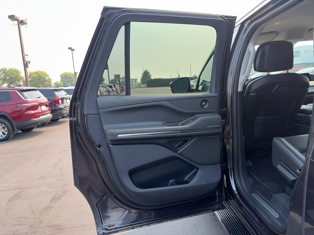 New 2026 Lincoln Navigator L Premier AWD/4WD image 12