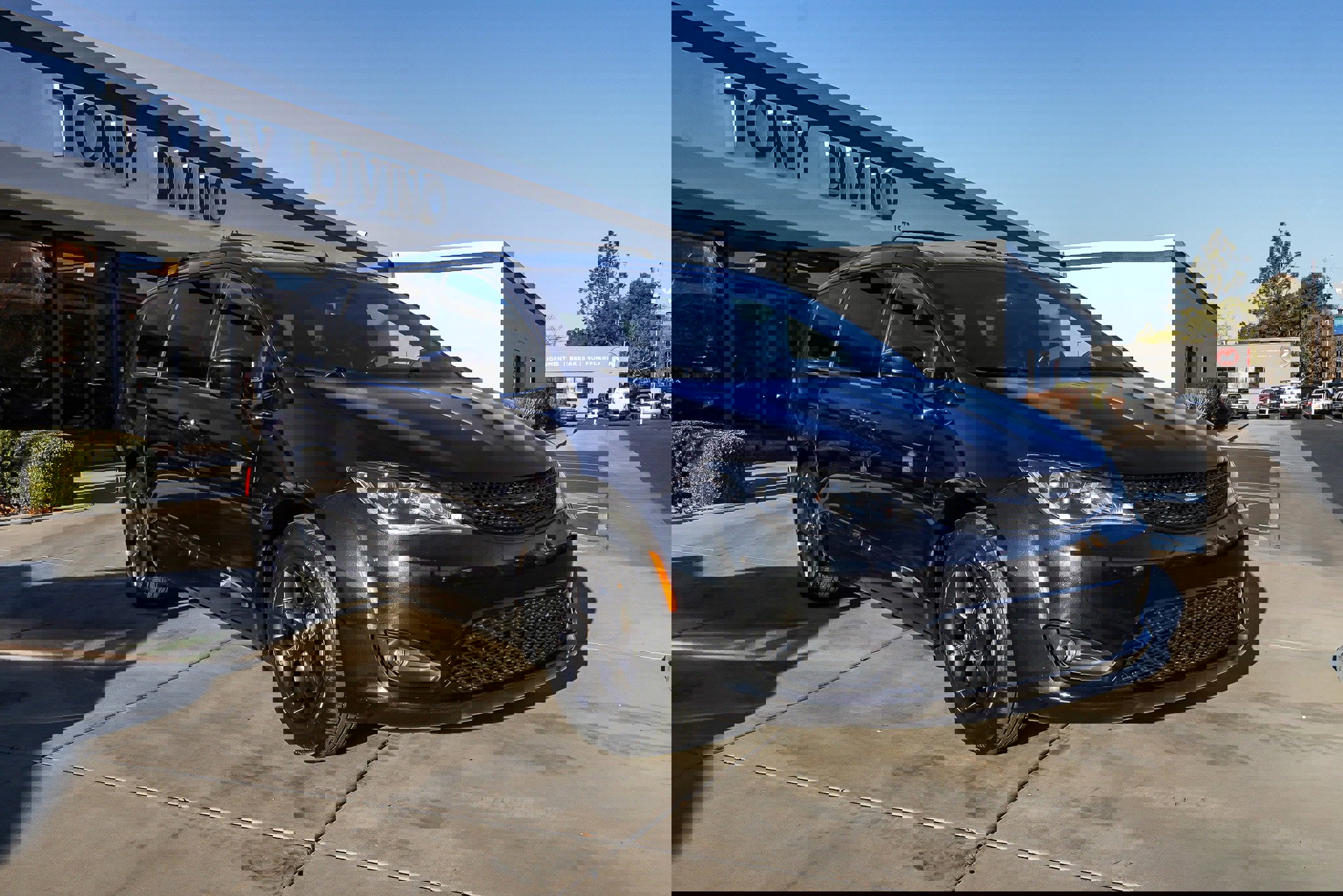 Used 2019 Chrysler Pacifica Touring-L w/ S Appearance Package image 2