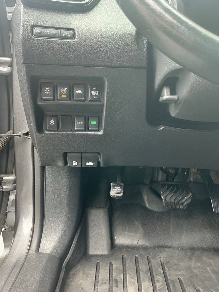 Used 2017 Nissan Rogue SV FWD image 16