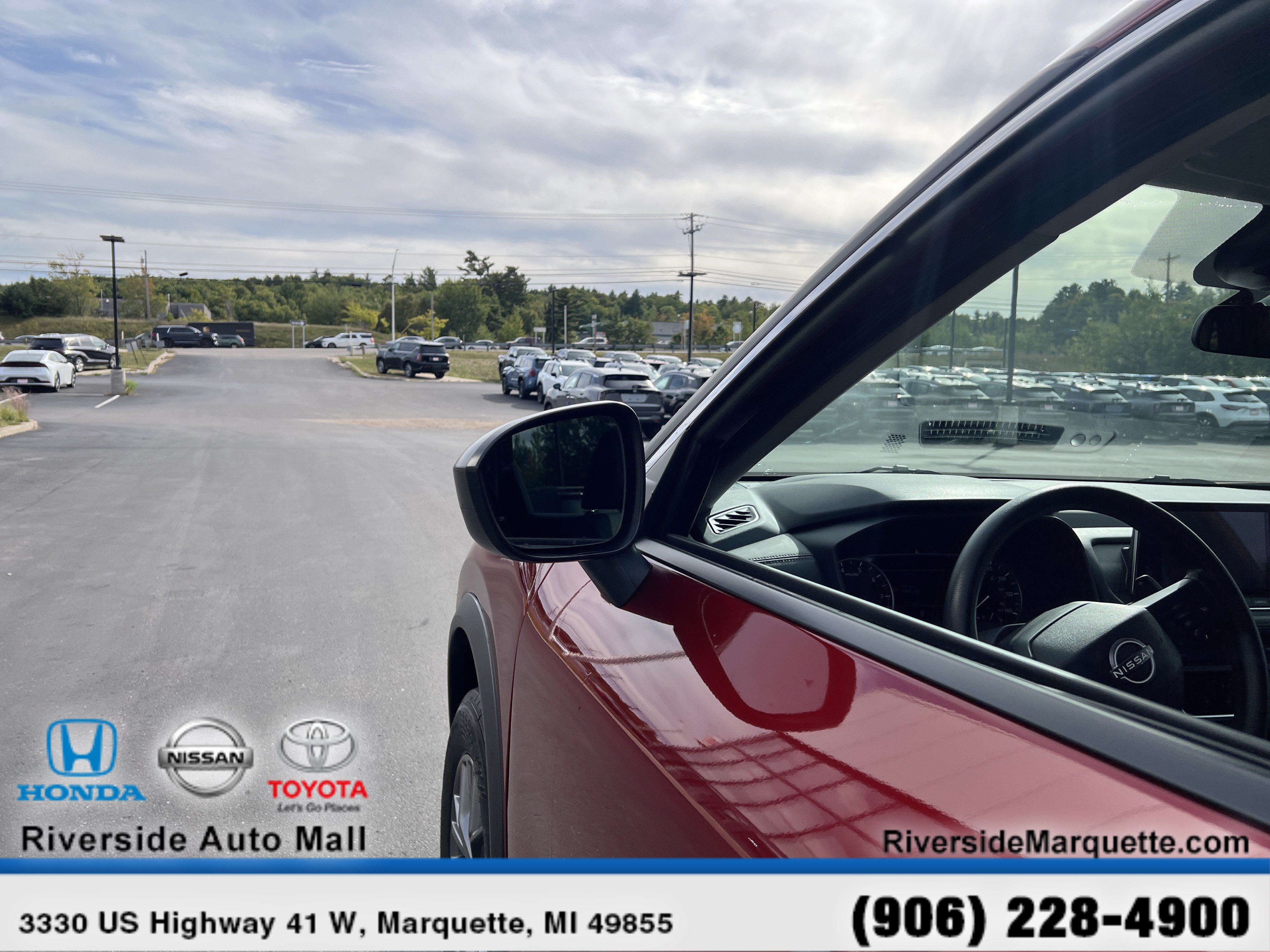 Used 2025 Nissan Rogue S AWD/4WD image 5