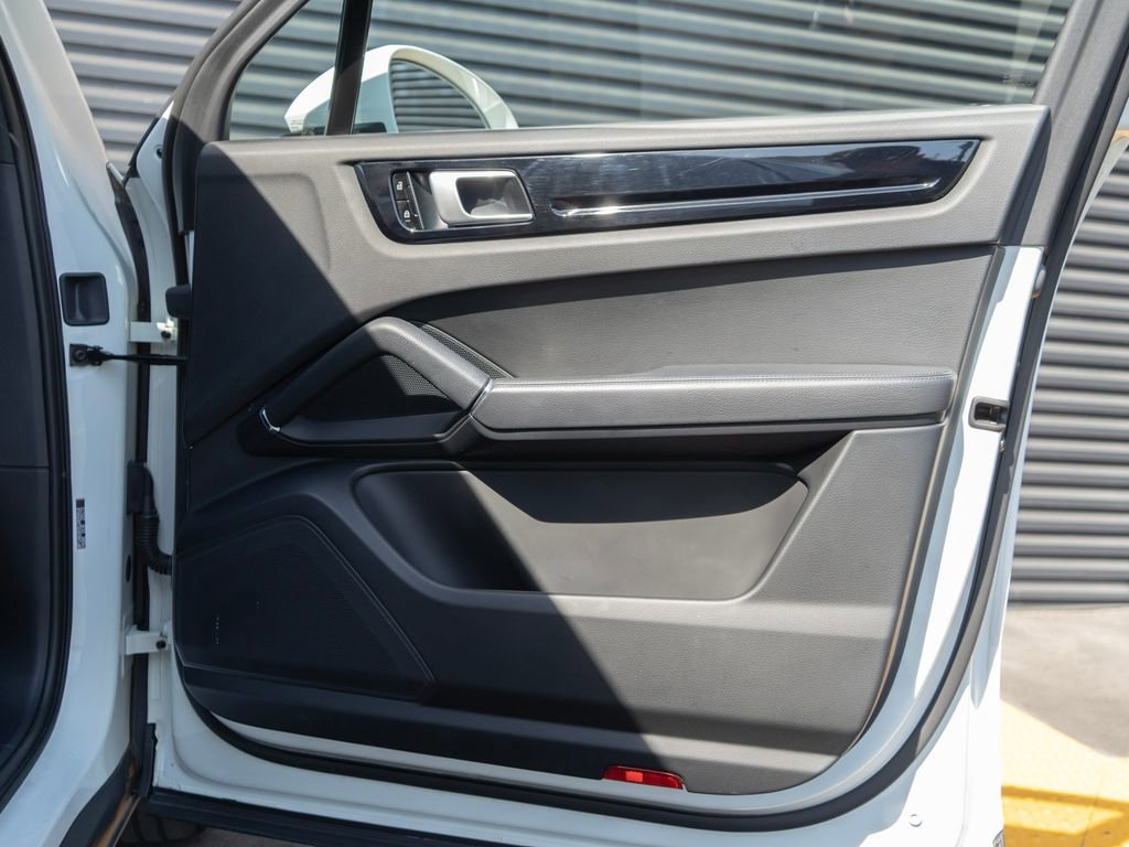 Used 2020 Porsche Cayenne AWD/4WD image 30