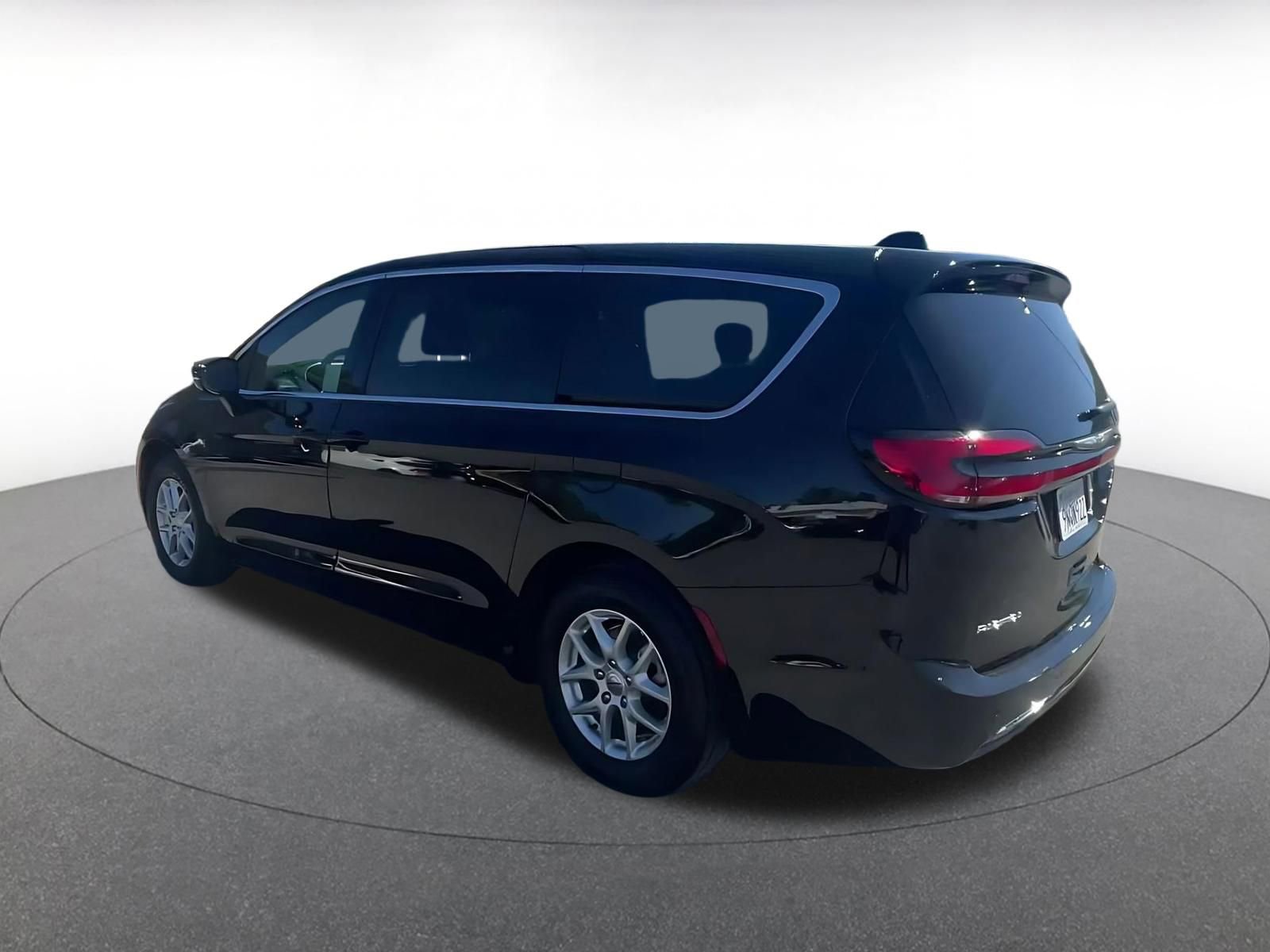 Used 2025 Chrysler Pacifica Select image 10