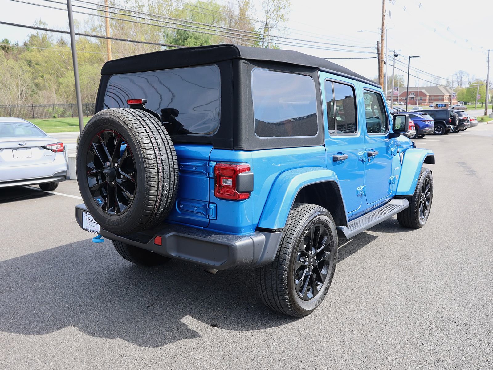 Used 2023 Jeep Wrangler Unlimited Sahara AWD/4WD image 7
