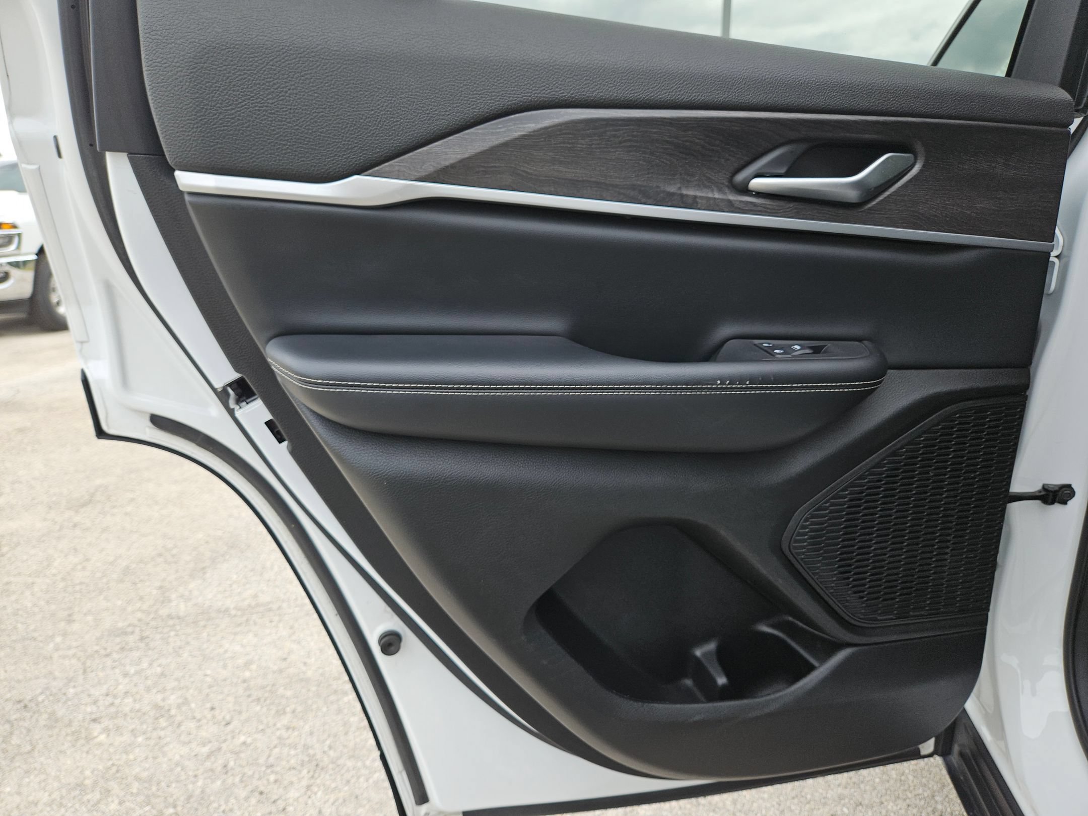 Used 2023 Jeep Grand Cherokee Limited RWD image 15