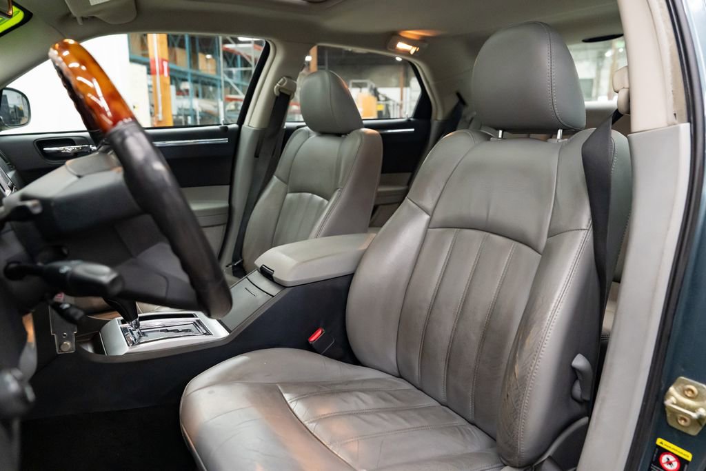 Used 2006 Chrysler 300 C w/ Protection Group II image 22