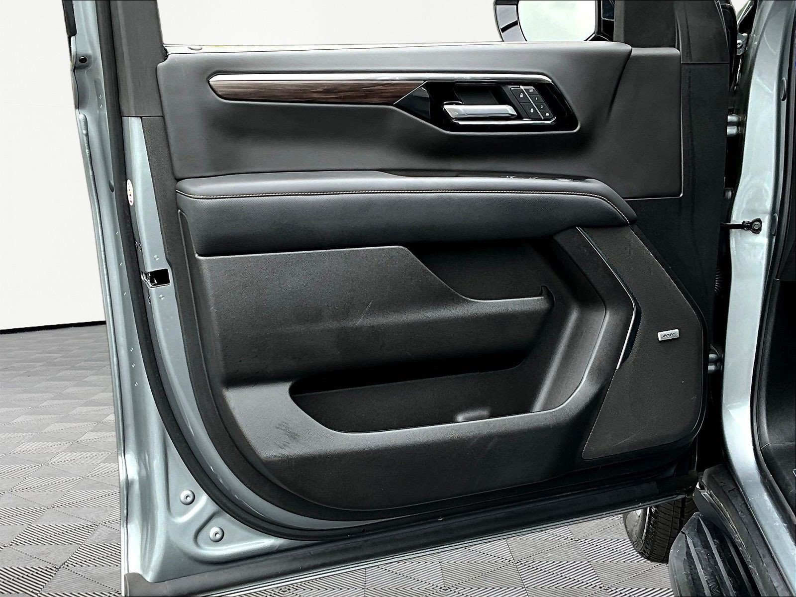 Used 2025 Chevrolet Suburban Premier AWD/4WD image 20
