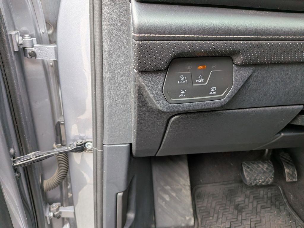 Used 2024 Volkswagen Atlas SE image 16