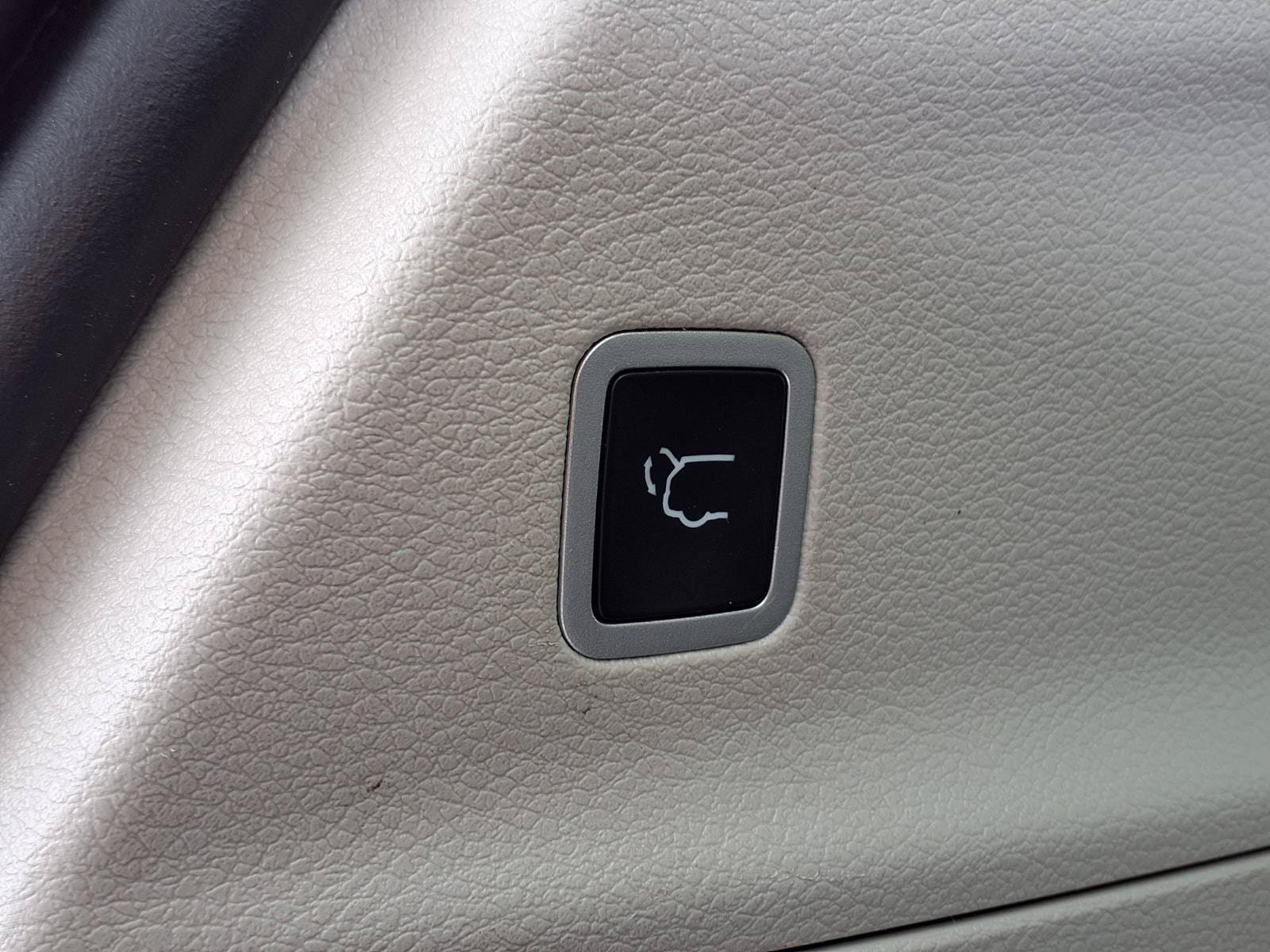 Used 2022 Chrysler Voyager LX FWD image 12