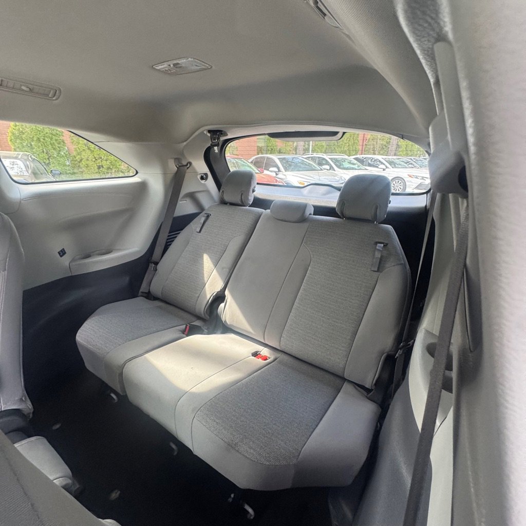Used 2022 Toyota Sienna LE FWD image 11