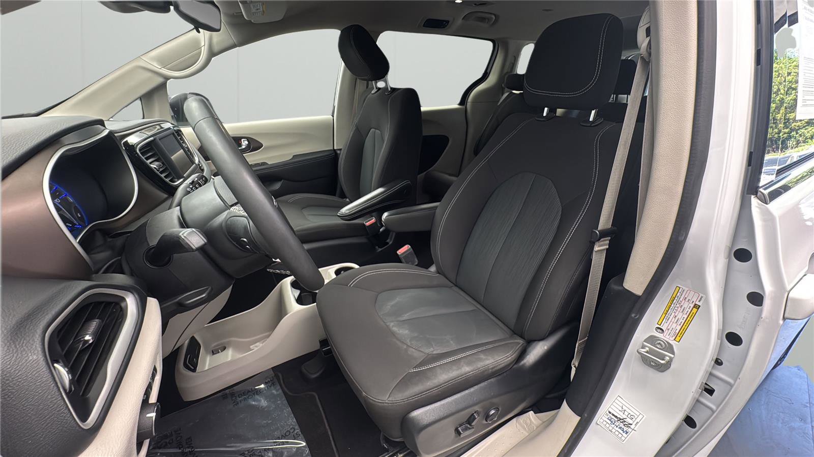 Used 2023 Chrysler Voyager LX FWD image 10