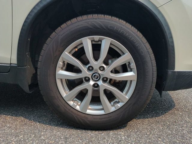 Used 2017 Nissan Rogue SV w/ SV Premium Package AWD/4WD image 11