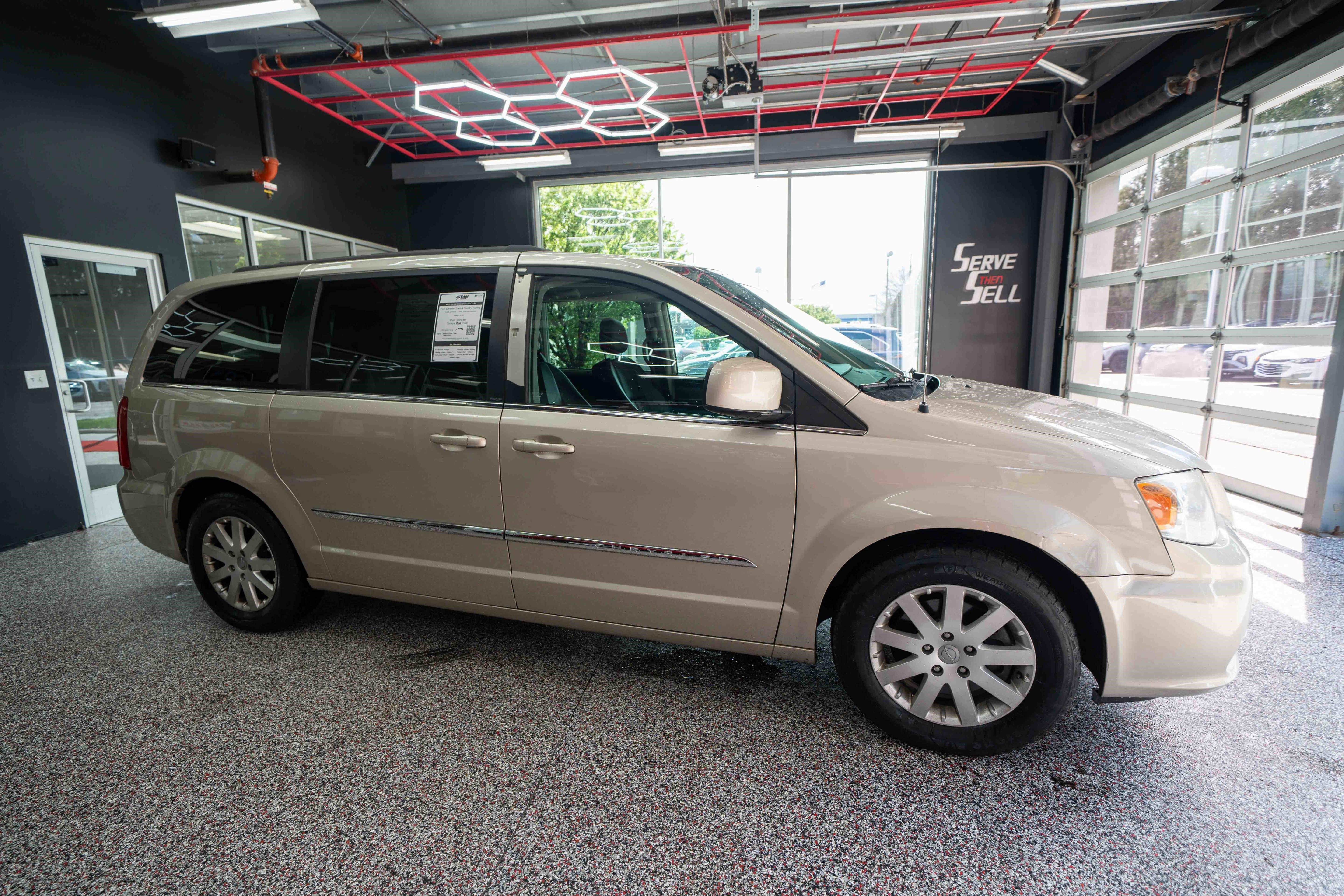 Used 2014 Chrysler Town & Country Touring image 5