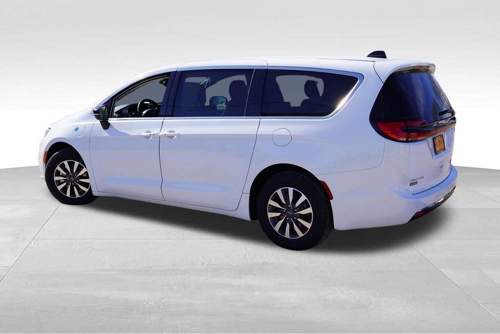 Certified 2024 Chrysler Pacifica Limited FWD image 8