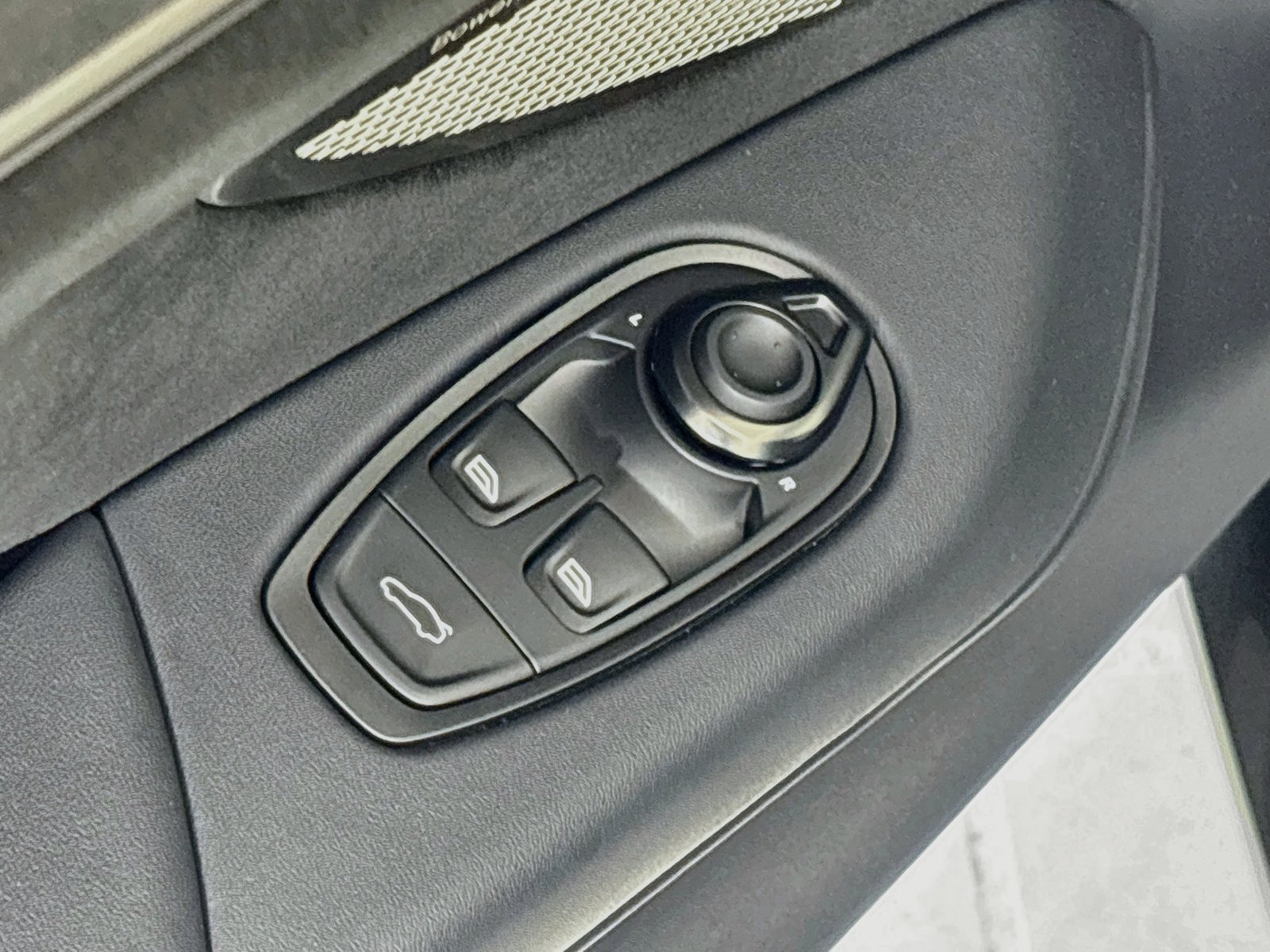 Used 2025 Aston Martin V8 Vantage Coupe RWD image 17
