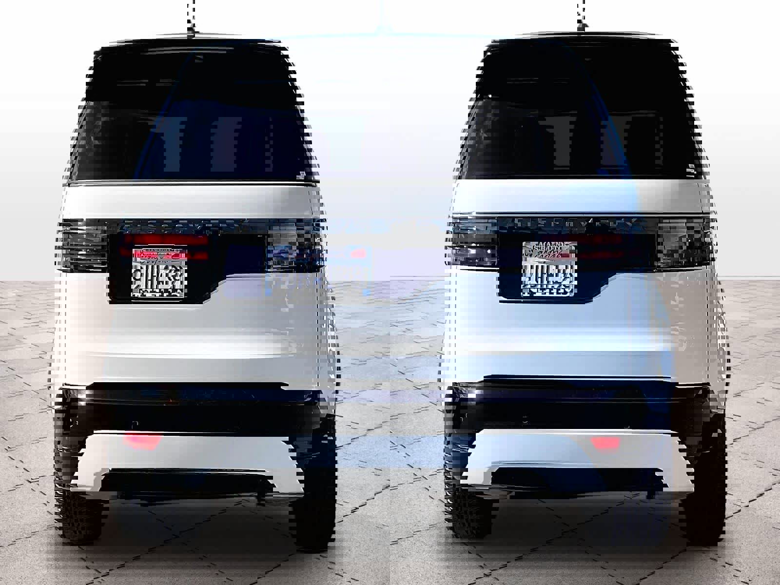 Used 2025 Land Rover Discovery Dynamic SE image 6