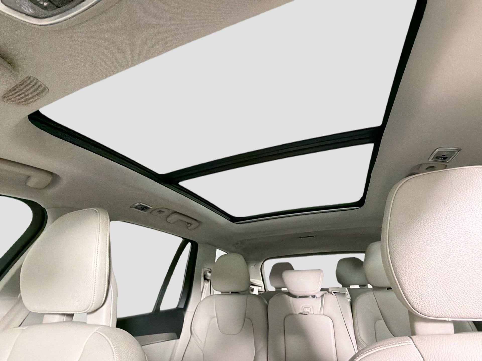 Used 2017 Volvo XC90 T6 Momentum w/ Vision Package image 24